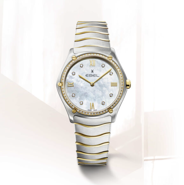 EBEL Sport Classic - 1216521A dames pols horloge. Edelstalen kast gecombineerd met 18 karaat geel goud. Ø 33 mm. Witte parelmoeren wijzerplaat met Romeinse cijfers en 8 diamanten en met briljant bezette kastrand totaal 67 stuks ( 0.436 crt ). Ontspiegeld Saffier glas. Edelstalen Wave band met goud accenten en klap sluiting. Zwitsers quartz uurwerk. 5 ATM waterdicht.